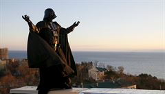 Darth Nikolajevi Vader na stee svého bytu pi východu sluce.