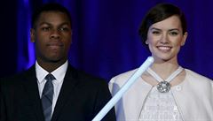Hrdinové Star Wars, nová generace: John Boyega (Finn) a Daisy Ridleyová (Rey).