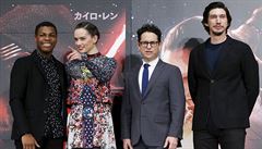 Nové tváe ságy Star Wars (zleva): John Boyega (Finn), Daisy Ridleyová (Rey),...