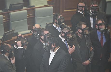 Bn vbava? Plynov masky v kosovskm parlamentu pot, co opozin poslanci...