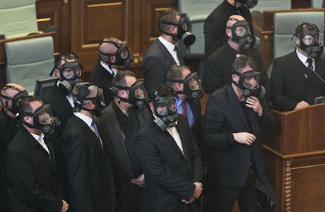 Bn vbava? Plynov masky v kosovskm parlamentu pot, co opozin poslanci...