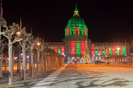 Vánon vyzdobená radnice v San Franciscu.