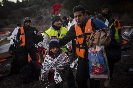 Dobrovolník na eckém ostrov Lesbos pomáhá píchozím uprchlíkm i o Vánocích.