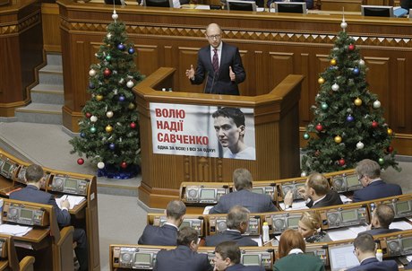 Ukrajinský premiér mluví ke kyjevským zákonodárcm.