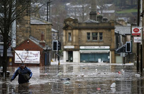 Severozápadní Anglii v dsledku liják suují rozsáhlé záplavy. Zvlá zasaena...