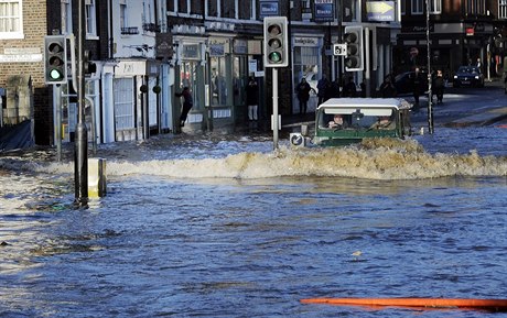 Land Rover brázdí zaplavenou silnici v centru Yorku.