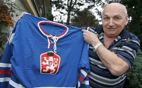 Hokejista Jaroslav Jiík se starým dresem.