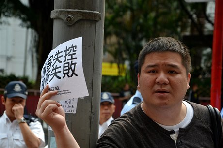 Osvobome Sheung Shui a ochrame ná Hongkong, stojí na letácích.