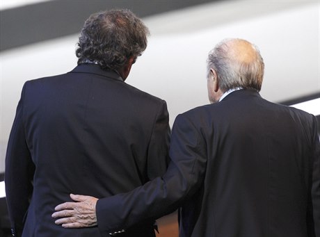 Michel Platini (vlevo) a Sepp Blatter.