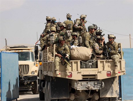Speciální jednotky afghánské armády vyráejí do boje s ozbrojenci...