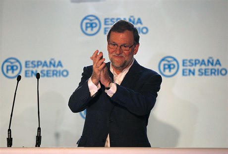 Pedseda konzervativních lidovc Mariano Rajoy se raduje z vítzství své strany...