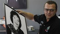 Jan Kočka drží podepsaný portrét první dámy, manželky exprezidenta ČR Václava... | na serveru Lidovky.cz | aktuální zprávy