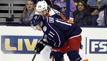 Jakub Voráček (93) bojuje o puk v barvách Philadelphie s hráčem Columbus Blue... | na serveru Lidovky.cz | aktuální zprávy
