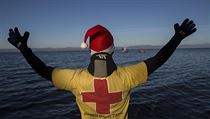 Pracovník Červeného kříže čeká na ostrově Lesbos na lodě uprchlíků. | na serveru Lidovky.cz | aktuální zprávy