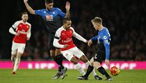 Theo Walcott z Arsenalu se sna projt pes dva protihre.