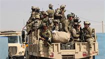 Speciln jednotky afghnsk armdy vyrej do boje s ozbrojenci...