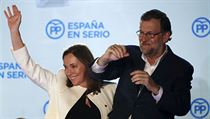 Vtzn lidovci. Mariano Rajoy a jeho manelka Elvira Fernandezov zdrav...