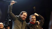 Ldr hnut Podemos Pablo Iglesia s jeho zakladatelem Juanem Carlosem zdrav sv...