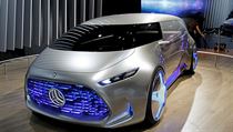 Listopadov autosalon v Tokiu. Hybridn minivan Mercedes-Benz Vision Tokyo je...