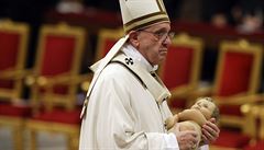 Pape Frantiek se sochou Jeíka pi plnoní mi ve Vatikánu.
