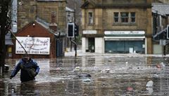 Severozápadní Anglii v dsledku liják suují rozsáhlé záplavy. Zvlá zasaena...