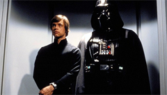 Luke Skywalker a jeho otec Darth Vader v páte epizod Návrat Jediho.