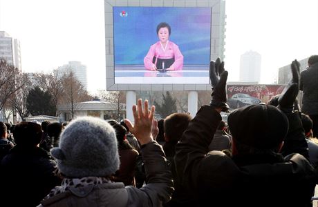 Severokorejci sleduj na ob obrazovce ped vlakovm ndram v Pchjongjangu...