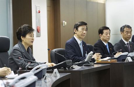 Jihokorejská prezidentka Pak Kun-hje úedsedá mimoádné schzce bezpenostní...