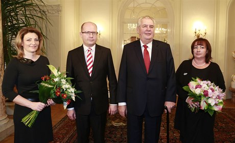 Prezident Milo Zeman s manelkou Ivanou (vpravo) a premiér Bohuslav Sobotka s...