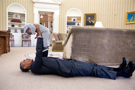 Barack Obama si bhem Halloweenu hraje s dcerou Bena Rhodese, poradce pro...