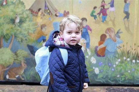 Malý princ George el ve stedu poprvé do kolky.