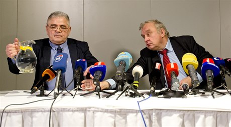 Peter Guzmický a Miloslav Ransdorf na tiskové konferenci 7. ledna. Vysvtlovali...