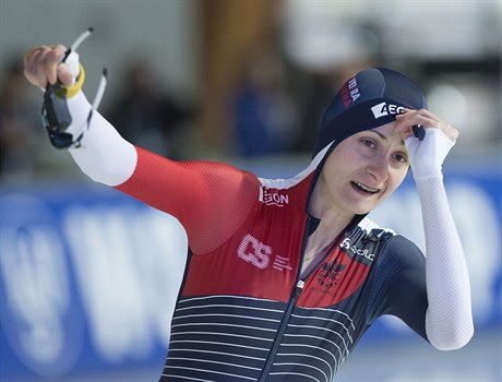 Martina Sáblíková se raduje z jubilejní výhry v této sezon