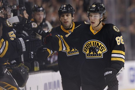 David Pastrák slaví se spoluhrái z Bostonu jeden ze svých gól v NHL.