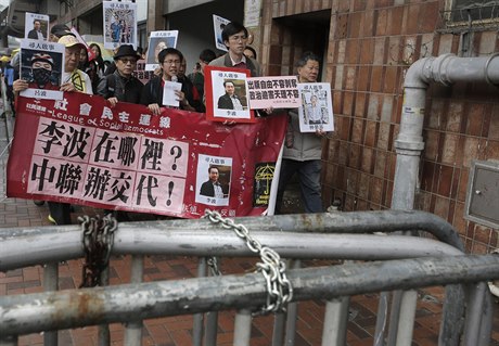 Kde je Li Po? Demonstranti s protestními transparenty a portréty...