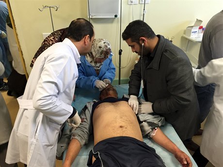 Zdravotníci v Misurát oetují mue zranného bhem teroristického útoku na...