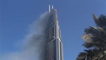 Luxusn hotel v Dubaji rno 1. ledna stle obklopoval kou po nonm poru.