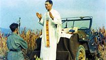 Kaplan Emil Kapaun během kázání v Koreji a při pomoci raněnému vojákovi | na serveru Lidovky.cz | aktuální zprávy