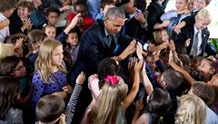 Prezident Obama se zdraví s dtmi na americké ambasád v Nairobi