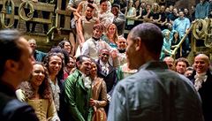Barack Obama dkuje hercm po pedstavení v  Richard Rodgers Theatre v New Yorku