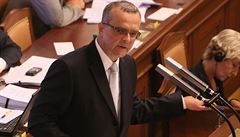 Ministr financí Miroslav Kalousek snmovn pedloil dokumenty, které podle nj...