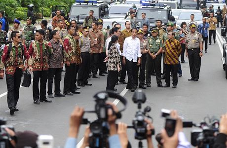 Indonsk prezident Joko Widodo (v bl koili uprosted) na mst toku.
