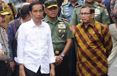 Indonsk prezident Joko Widodo (v bl koili uprosted) na mst toku.
