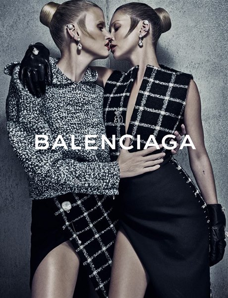 Modelka Kate Mossová se v nejnovjí kampani znaky Balenciaga opt líbá se...