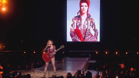 Madonna na svém koncert zavzpomínala na Davida Bowieho