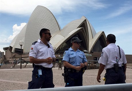 Australská policie ped budovou Opery v Sydney.