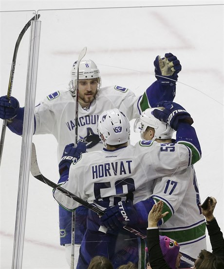 Hrái Vancouver Canucks' Chris Tanev (8) a Radim Vrbata (17) se radují s  Bo...