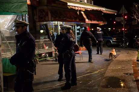Policie zasahuje na düsseldorfském hlavním nádraí. Na snímku kavárna nedaleko...