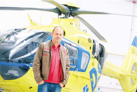 Daniel Tuek u záchranáského vrtulníku EC 135.