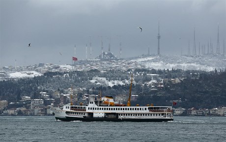 Pívaly snhu v pondlí ván ochromily leteckou a námoní dopravu v Istanbulu,...